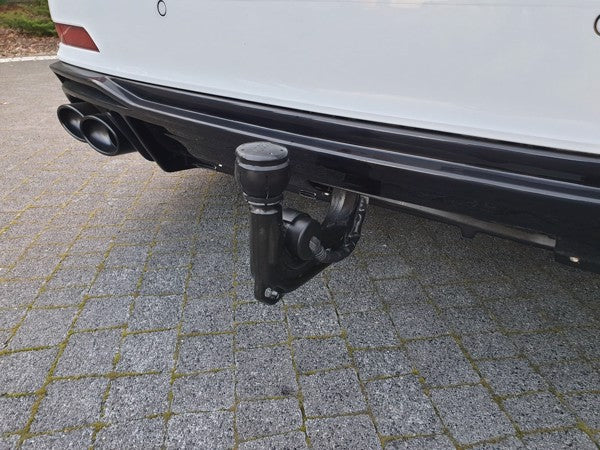Sort Maxton bagdiffuser med imitation af udstødningsender til Audi A6 C8 S-Line, designet til at forbedre bilens aerodynamik og 