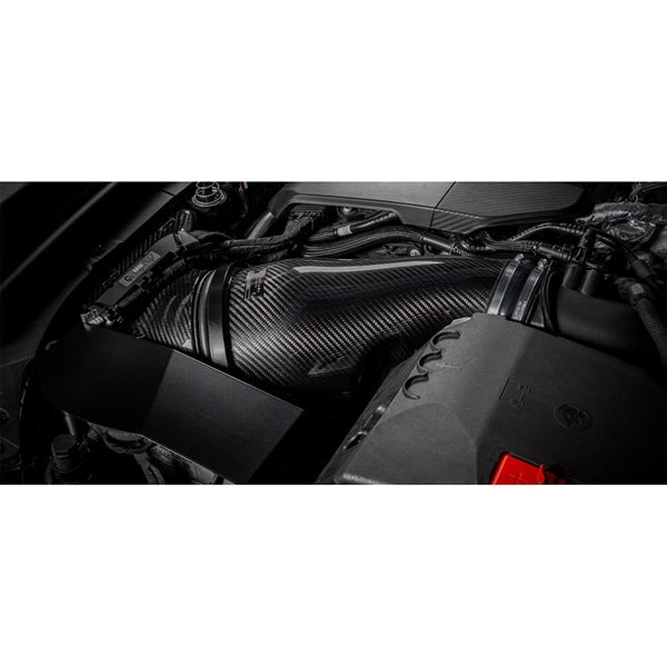Eventuri Intake i kulfiber til Mercedes W177/C118 A45/A45S med rød luftfilter og monteringsdele på hvid baggrund.