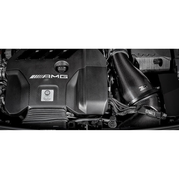 Eventuri Intake i kulfiber til Mercedes W177/C118 A45/A45S med rød luftfilter og monteringsdele på hvid baggrund.