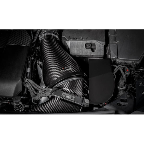 Eventuri Intake i kulfiber til Mercedes W177/C118 A45/A45S med rød luftfilter og monteringsdele på hvid baggrund.