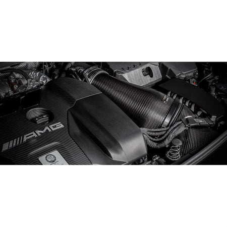 Eventuri Intake i kulfiber til Mercedes W177/C118 A45/A45S med rød luftfilter og monteringsdele på hvid baggrund.