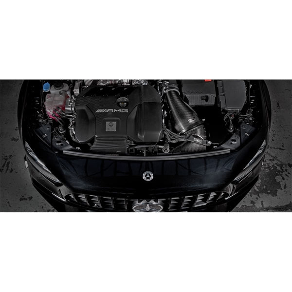 Eventuri Intake i kulfiber til Mercedes W177/C118 A45/A45S med rød luftfilter og monteringsdele på hvid baggrund.