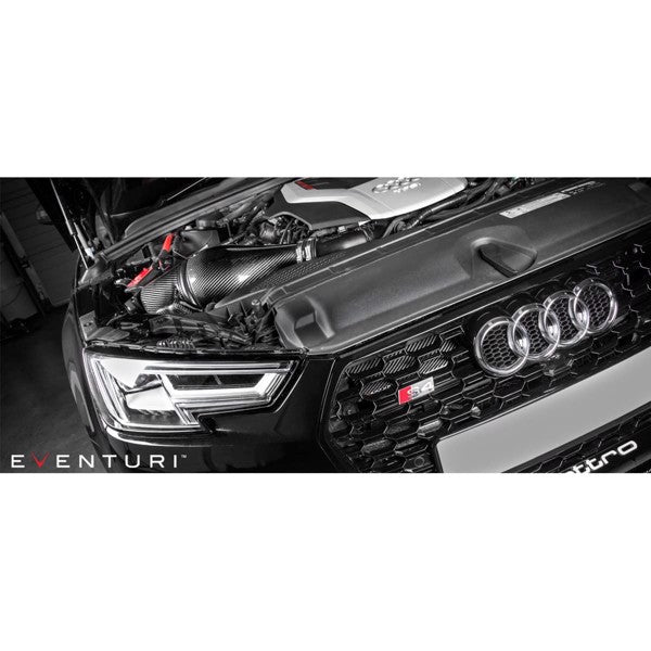 Eventuri sort kulfiber indsugningssystem til Audi B9 S5/S4 med rødt luftfilter og monteringsbeslag på hvid baggrund