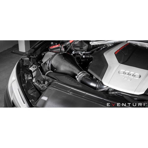 Eventuri sort kulfiber indsugningssystem til Audi B9 S5/S4 med rødt luftfilter og monteringsbeslag på hvid baggrund