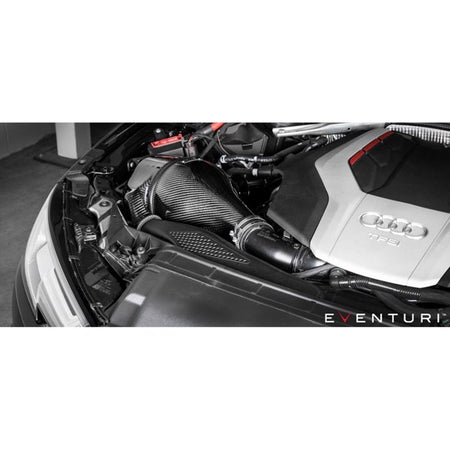 Eventuri sort kulfiber indsugningssystem til Audi B9 S5/S4 med rødt luftfilter og monteringsbeslag på hvid baggrund
