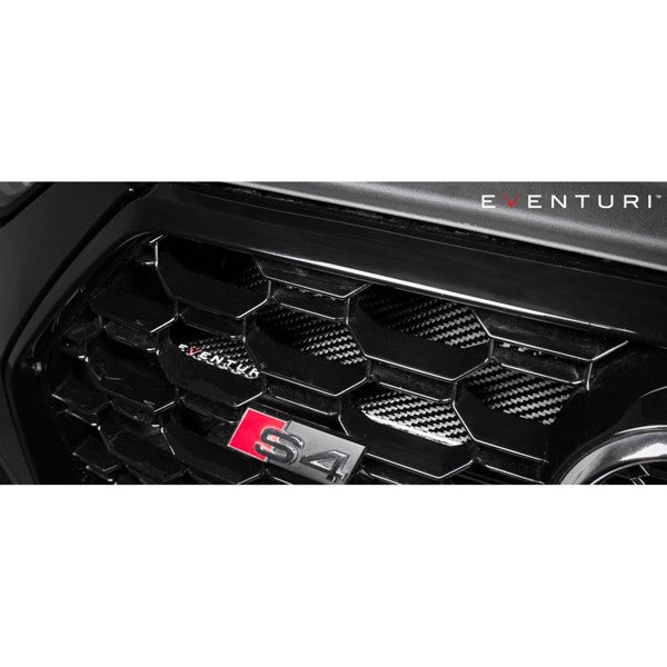 Eventuri sort kulfiber indsugningssystem til Audi B9 S5/S4 med rødt luftfilter og monteringsbeslag på hvid baggrund
