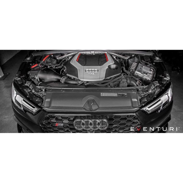 Eventuri sort kulfiber indsugningssystem til Audi B9 S5/S4 med rødt luftfilter og monteringsbeslag på hvid baggrund