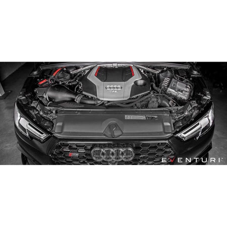 Eventuri sort kulfiber indsugningssystem til Audi B9 S5/S4 med rødt luftfilter og monteringsbeslag på hvid baggrund