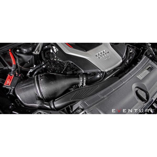 Eventuri sort kulfiber indsugningssystem til Audi B9 S5/S4 med rødt luftfilter og monteringsbeslag på hvid baggrund