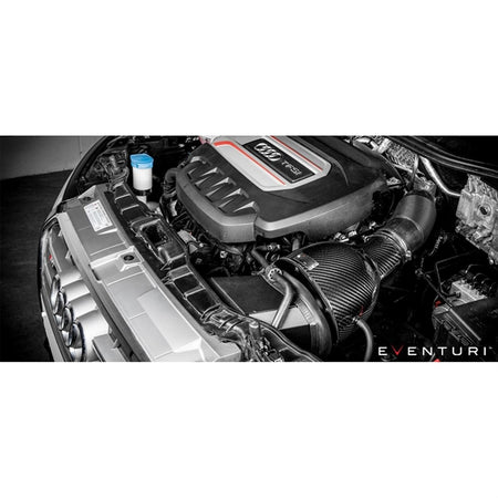 Eventuri Black Carbon luftindtag til Audi S1 2.0 TFSI med rød filterindsats og tilbehør på hvid baggrund
