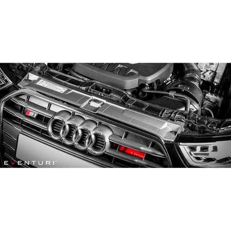 Eventuri Black Carbon luftindtag til Audi S1 2.0 TFSI med rød filterindsats og tilbehør på hvid baggrund