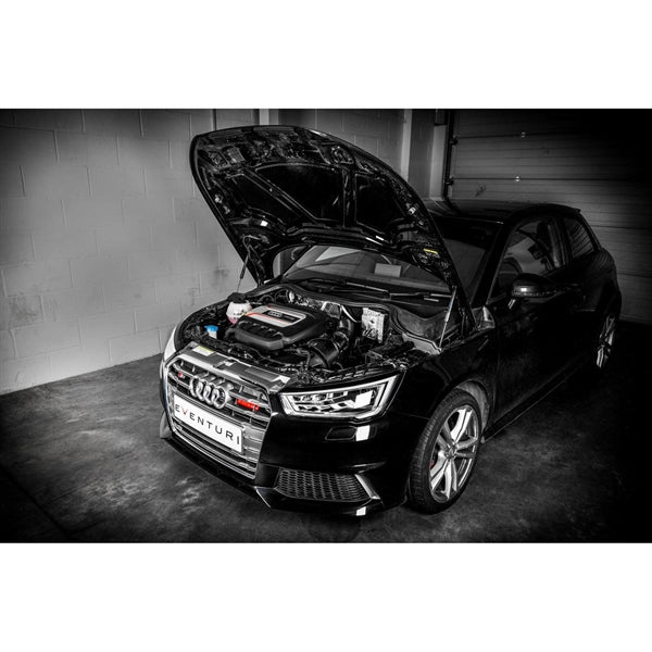 Eventuri Black Carbon luftindtag til Audi S1 2.0 TFSI med rød filterindsats og tilbehør på hvid baggrund