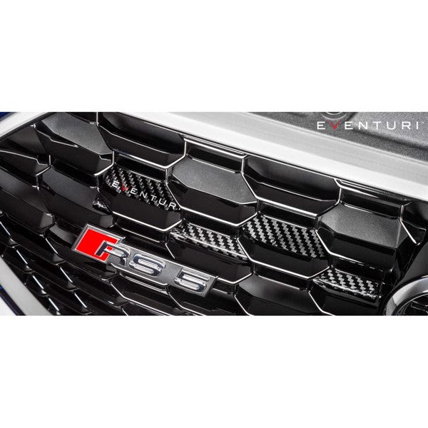 Sort Eventuri carbon intake system med sekundær kanal til Audi B9 RS5/RS4, inklusive luftfilter og monteringsbeslag, vist mod hv