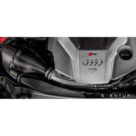 Sort Eventuri carbon intake system med sekundær kanal til Audi B9 RS5/RS4, inklusive luftfilter og monteringsbeslag, vist mod hv