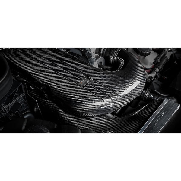 Eventuri Carbon Intake til Mercedes GLC63S med kulfiberindsugningsrør og røde luftfiltre på hvid baggrund