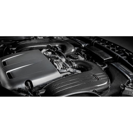 Eventuri Carbon Intake til Mercedes GLC63S med kulfiberindsugningsrør og røde luftfiltre på hvid baggrund