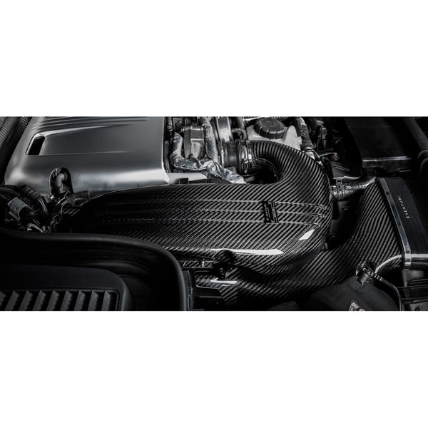 Eventuri Carbon Intake til Mercedes GLC63S med kulfiberindsugningsrør og røde luftfiltre på hvid baggrund