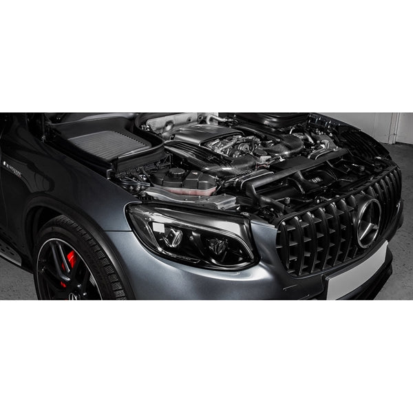 Eventuri Carbon Intake til Mercedes GLC63S med kulfiberindsugningsrør og røde luftfiltre på hvid baggrund