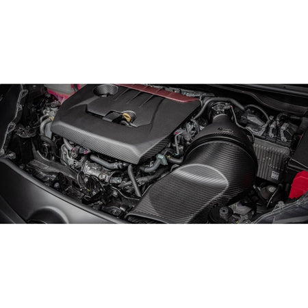 Eventuri Carbon Intake Gloss til Toyota GR Yaris med rødt luftfilter og kulfiberkomponenter set fra fronten på hvid baggrund
