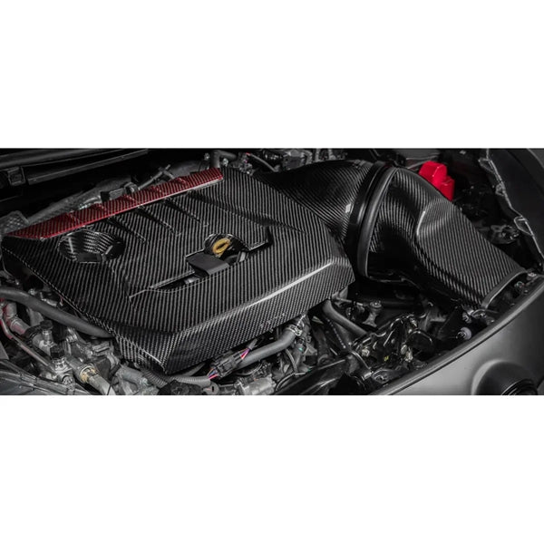 Eventuri Carbon Intake Gloss til Toyota GR Yaris med rødt luftfilter og kulfiberkomponenter set fra fronten på hvid baggrund