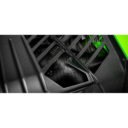 Eventuri Carbon Intake indsugningsrør i kulfiber til Lamborghini Huracan med monteringsbeslag på hvid baggrund