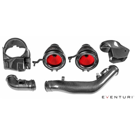 Eventuri Black Carbon luftindsugningssystem til BMW F87 M2 Competition med røde filtre og kulfiberkomponenter laid out på hvid b