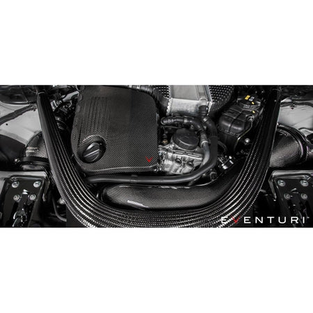 Eventuri Black Carbon luftindsugningssystem til BMW F87 M2 Competition med røde filtre og kulfiberkomponenter laid out på hvid b