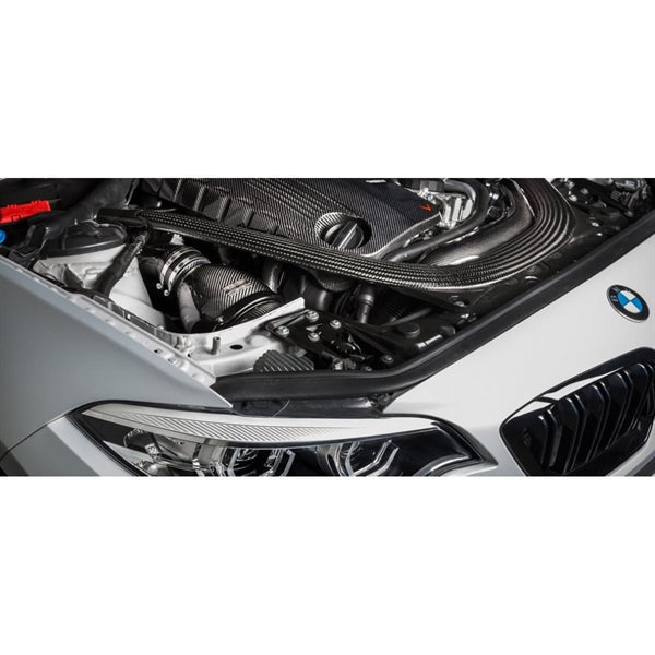 Eventuri Black Carbon luftindsugningssystem til BMW F87 M2 Competition med røde filtre og kulfiberkomponenter laid out på hvid b