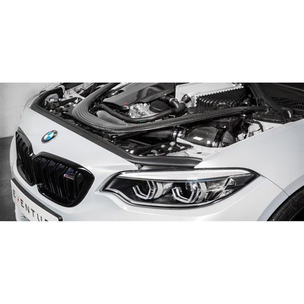 Eventuri Black Carbon luftindsugningssystem til BMW F87 M2 Competition med røde filtre og kulfiberkomponenter laid out på hvid b