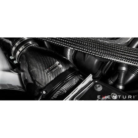 Eventuri Black Carbon luftindsugningssystem til BMW F87 M2 Competition med røde filtre og kulfiberkomponenter laid out på hvid b