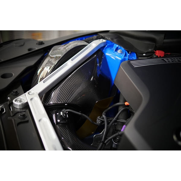 Eventuri carbon intake sæt til Toyota Supra MK5 2.0 B48 med kulfiber luftfilterhus, indtagsrør og rød performance luftfilter.