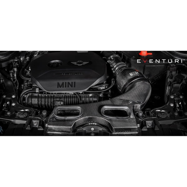 Eventuri sort kulfiber luftindsugningssystem til Mini Cooper S og JCW med rød sportsluftfilter og carbon dele, isoleret på hvid 