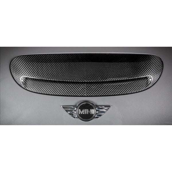 Eventuri sort kulfiber luftindsugningssystem til Mini Cooper S og JCW med rød sportsluftfilter og carbon dele, isoleret på hvid 