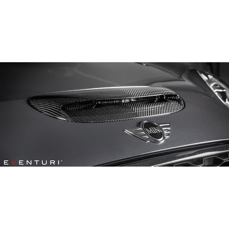 Eventuri sort kulfiber luftindsugningssystem til Mini Cooper S og JCW med rød sportsluftfilter og carbon dele, isoleret på hvid 