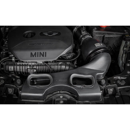 Eventuri sort kulfiber luftindsugningssystem til Mini Cooper S og JCW med rød sportsluftfilter og carbon dele, isoleret på hvid 