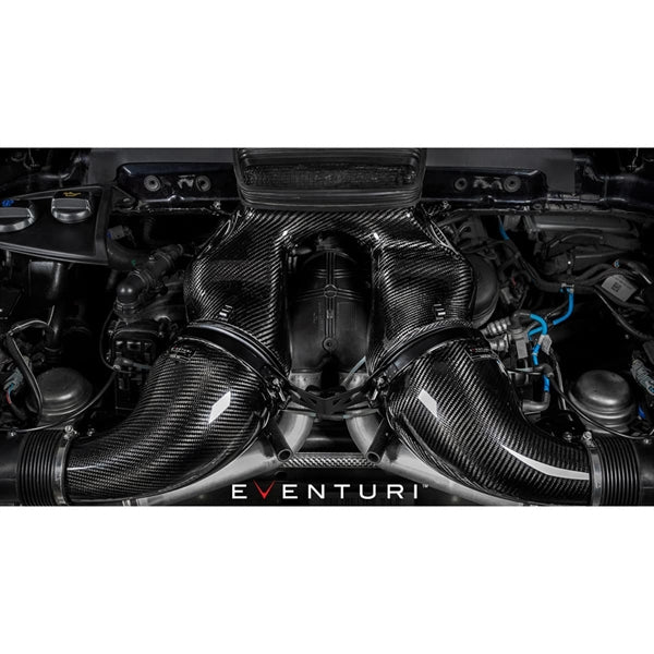 Eventuri Black Carbon Intake til Porsche 991 Turbo med kulfiber luftindtag og røde filtre på hvid baggrund