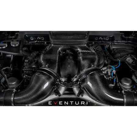 Eventuri Black Carbon Intake til Porsche 991 Turbo med kulfiber luftindtag og røde filtre på hvid baggrund