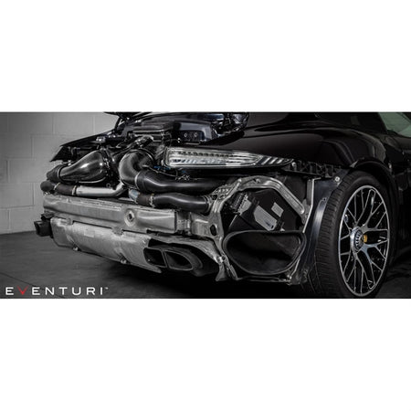 Eventuri Black Carbon Intake til Porsche 991 Turbo med kulfiber luftindtag og røde filtre på hvid baggrund