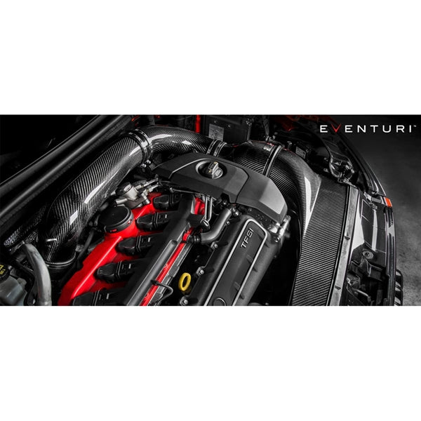 Eventuri full black carbon intake til Audi 8V RS3 Gen 1 med kulfiberrør, luftfilter og tilbehør på hvid baggrund