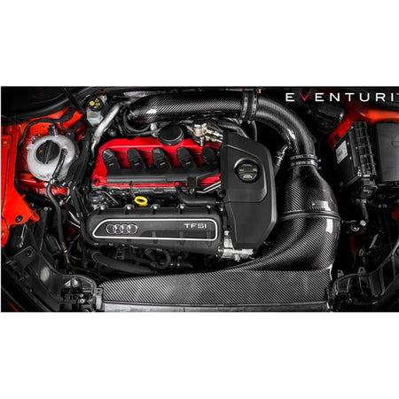 Eventuri full black carbon intake til Audi 8V RS3 Gen 1 med kulfiberrør, luftfilter og tilbehør på hvid baggrund