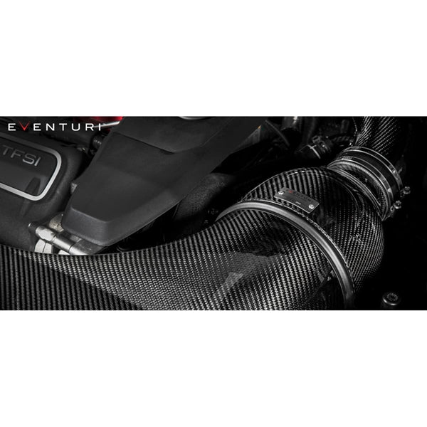 Eventuri full black carbon intake til Audi 8V RS3 Gen 1 med kulfiberrør, luftfilter og tilbehør på hvid baggrund
