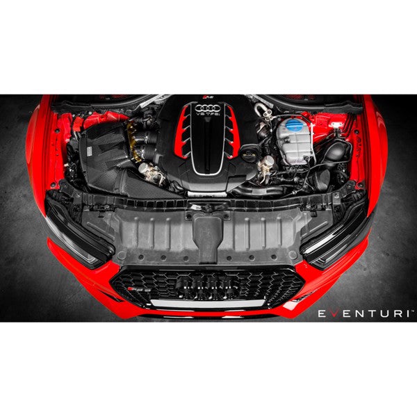 Eventuri Black Carbon indsugningskit til Audi C7 RS6 og RS7 med rød luftfilter og kulfiberdele lagt ud på hvid baggrund