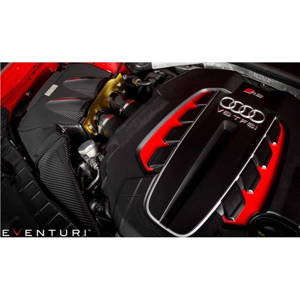 Eventuri Black Carbon indsugningskit til Audi C7 RS6 og RS7 med rød luftfilter og kulfiberdele lagt ud på hvid baggrund