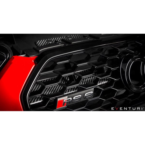 Eventuri Black Carbon indsugningskit til Audi C7 RS6 og RS7 med rød luftfilter og kulfiberdele lagt ud på hvid baggrund