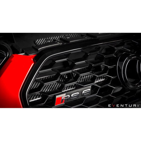 Eventuri Black Carbon indsugningskit til Audi C7 RS6 og RS7 med rød luftfilter og kulfiberdele lagt ud på hvid baggrund