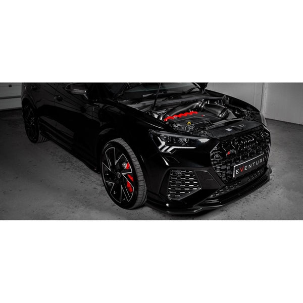 Eventuri carbon fiber indsugningssystem til Audi RSQ3 F3 2019+, vist adskilte dele med rød filterindsats og carbon finish på hvi