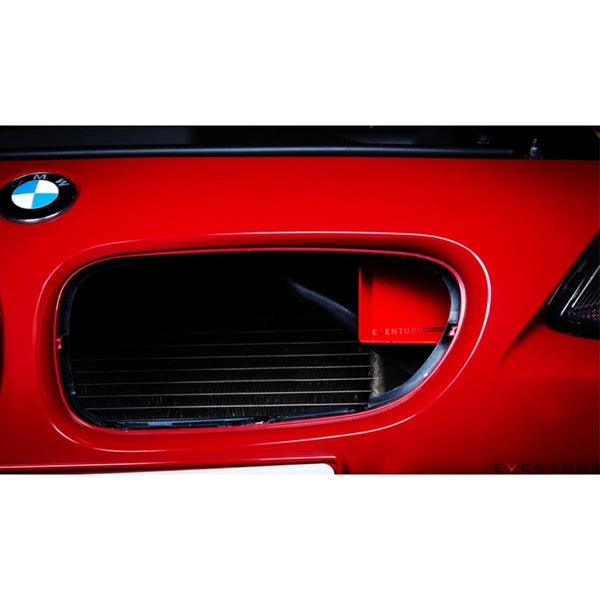 Eventuri Black Carbon Intake sæt til BMW Z4M med kulfiber luftfilterhus, rød konisk luftfilter, monteringsdele og beslag på hvid