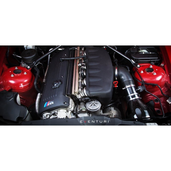 Eventuri Black Carbon Intake sæt til BMW Z4M med kulfiber luftfilterhus, rød konisk luftfilter, monteringsdele og beslag på hvid