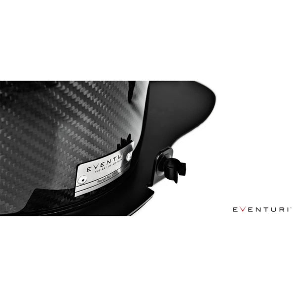 Eventuri Black Carbon Intake sæt til BMW Z4M med kulfiber luftfilterhus, rød konisk luftfilter, monteringsdele og beslag på hvid