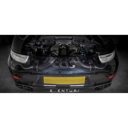 Eventuri Black Carbon Intake til Porsche 991 Turbo med kulfiber luftindtag og røde filtre på hvid baggrund
